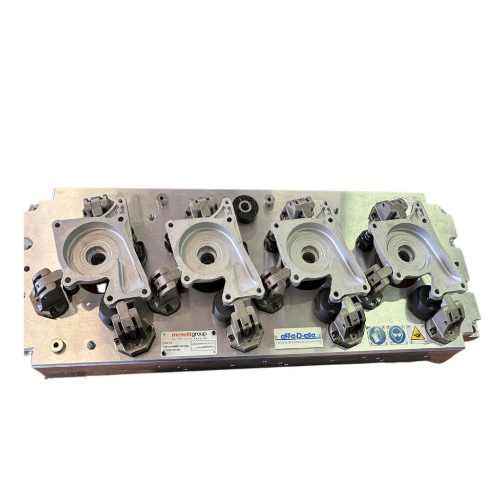 Herramienta para el mecanizado de bombas de agua, para instalar en una máquina vertical.